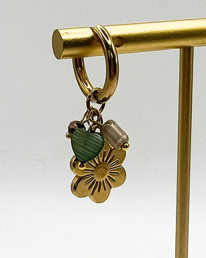 Goudkleurige oorbellen met hart en bloembedels in groen en koper