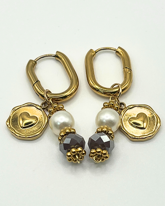 Klassieke goudkleurige oorbellen met parel,  facetkraal en hartje