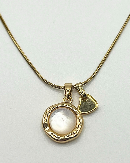Goudkleurige ketting met ronde bedel met hartje