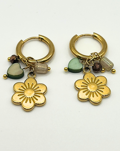 Goudkleurige oorbellen met hart en bloembedels in groen en koper