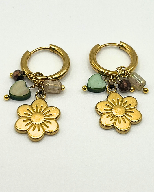 Goudkleurige oorbellen met hart en bloembedels in groen en koper