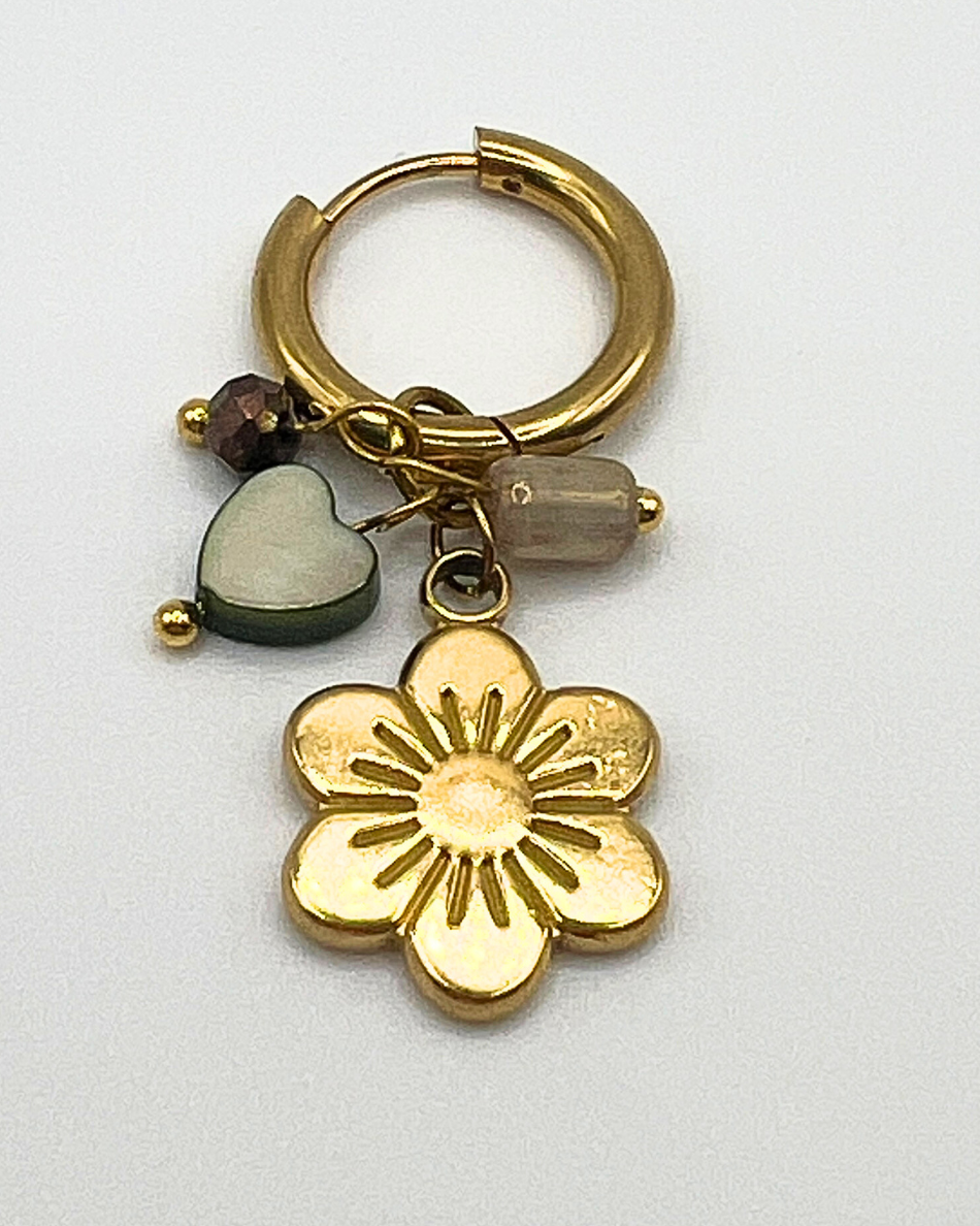 Goudkleurige oorbellen met hart en bloembedels in groen en koper