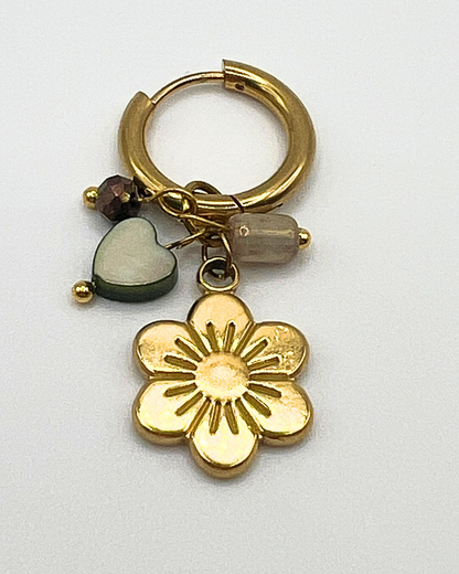 Goudkleurige oorbellen met hart en bloembedels in groen en koper