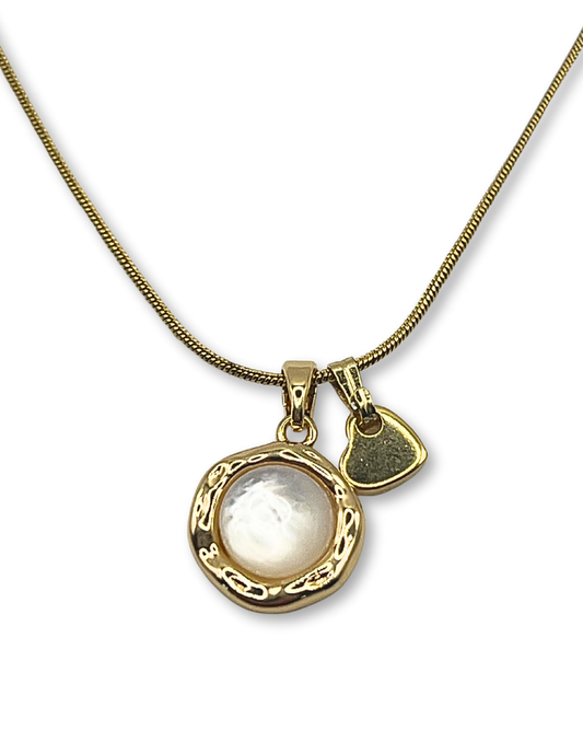 Goudkleurige ketting met ronde bedel met hartje