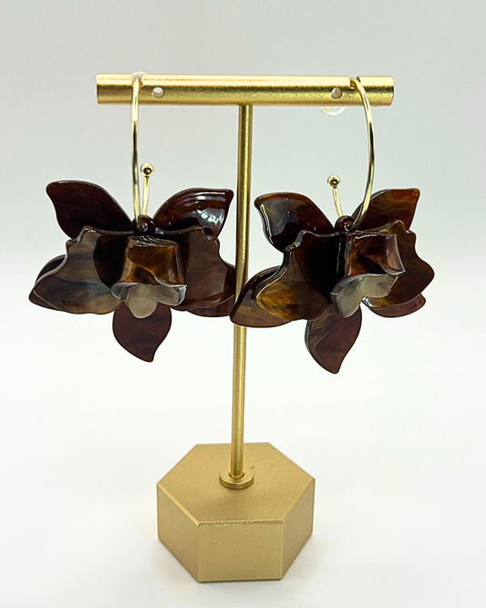 Orchidee oorhangers in bruin en cognac tinten