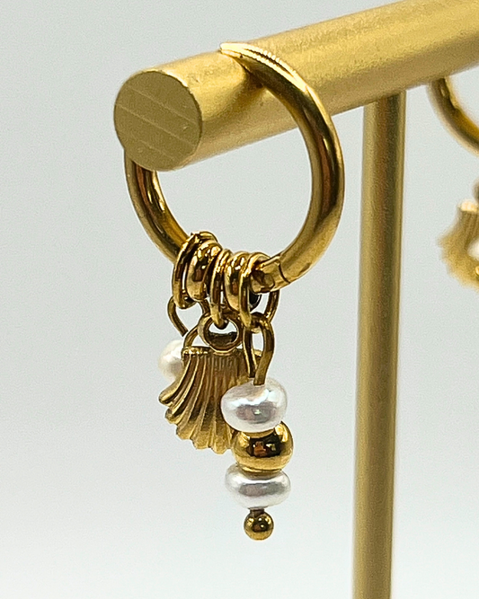 Roestvrijstalen goudkleurige oorringen met drie bedels