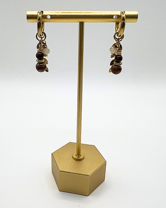 Goudkleurige oorbellen met bladmotief en aardetinten