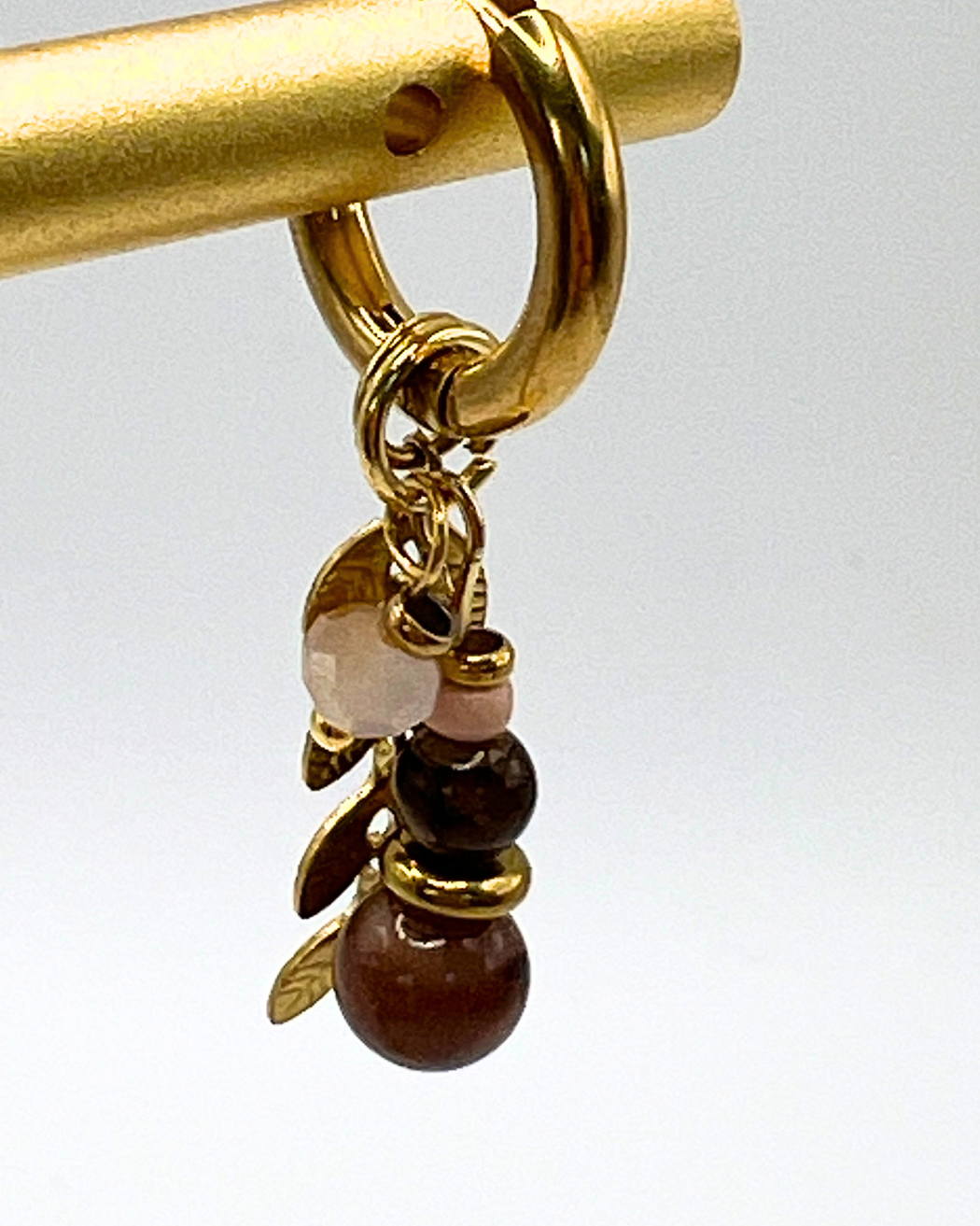 Goudkleurige oorbellen met bladmotief en aardetinten