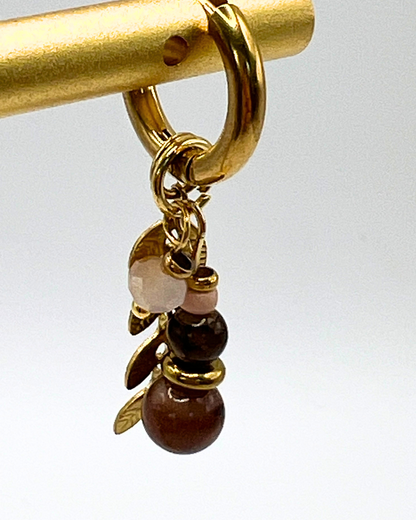 Goudkleurige oorbellen met bladmotief en aardetinten