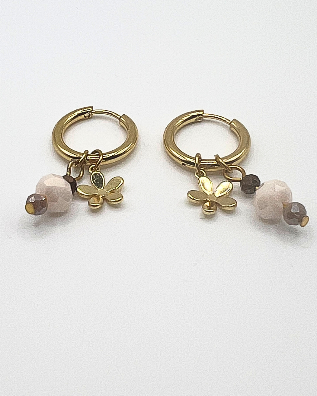 Goudkleurige ketting met drie bedels van parels, bloem en facetkralen