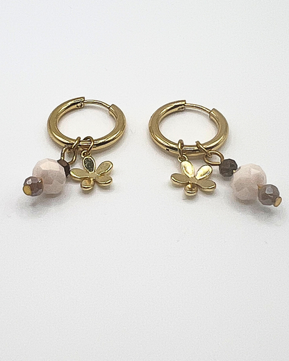 Goudkleurige ketting met drie bedels van parels, bloem en facetkralen