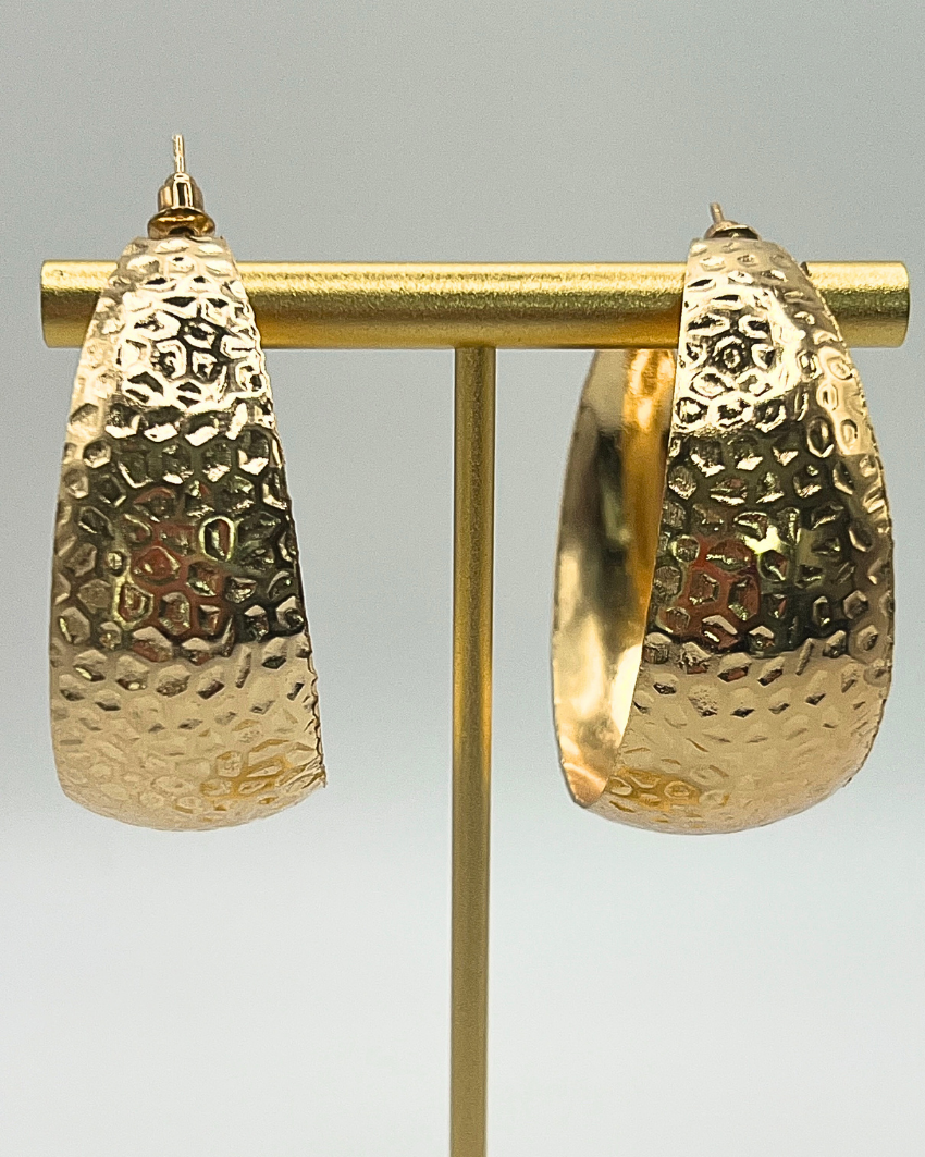 Grote goudkleurige oorringen