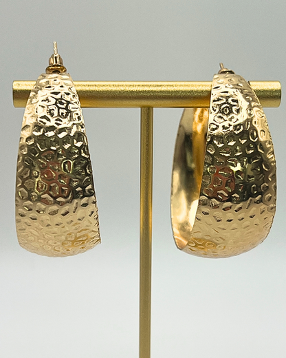 Grote goudkleurige oorringen