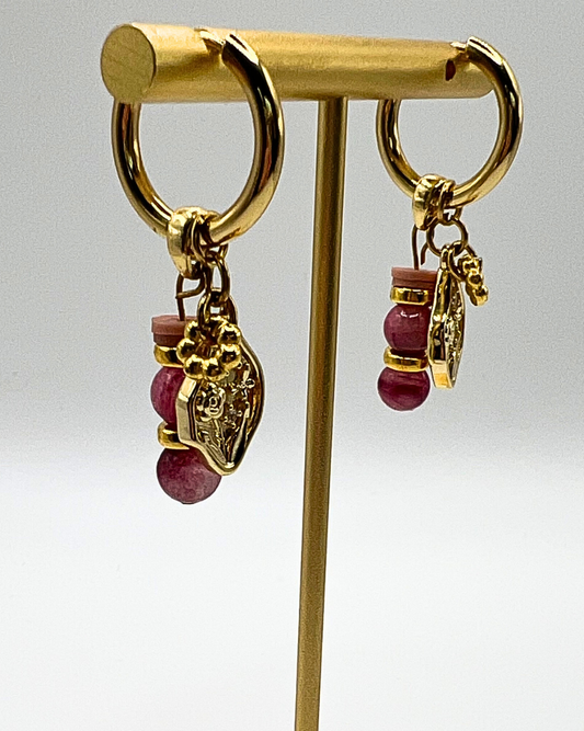 Goudkleurige oorringen met bedels van Perzische jade stenen kralen, bloem en ovalen munthanger