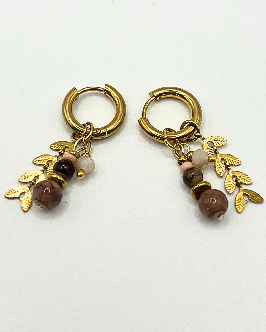 Goudkleurige oorbellen met bladmotief en aardetinten