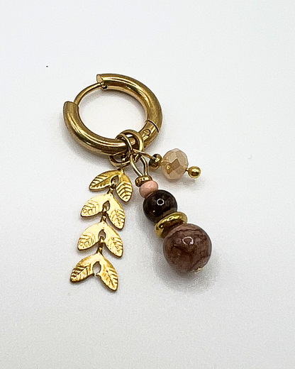 Goudkleurige oorbellen met bladmotief en aardetinten