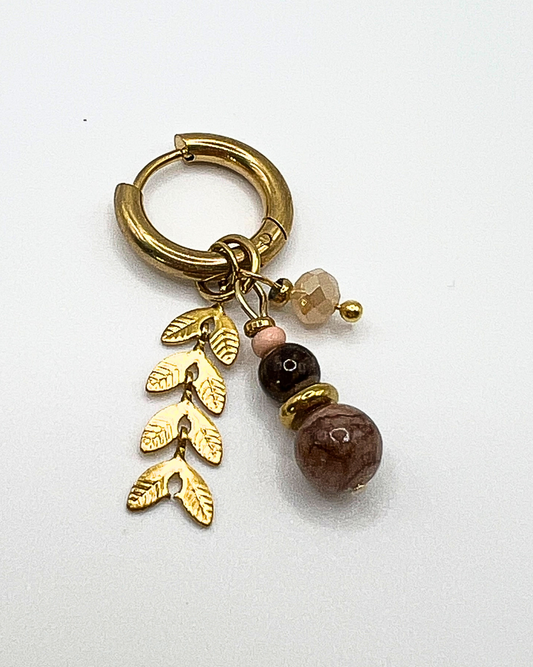 Goudkleurige oorbellen met bladmotief en aardetinten