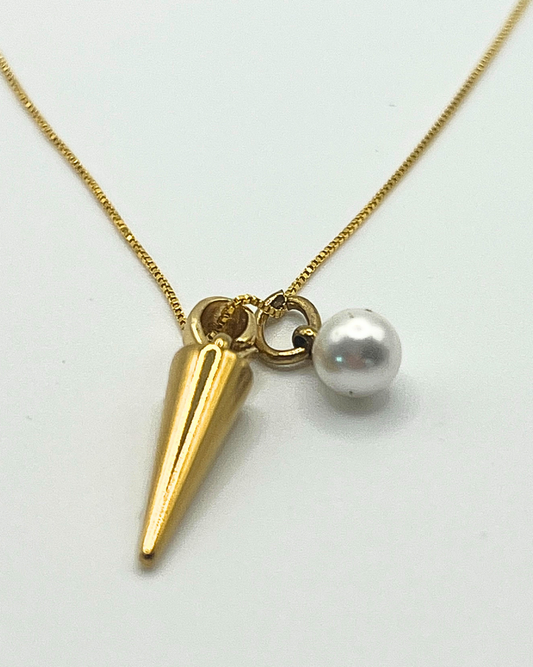 Goudkleurige ketting met imitatieparel en kegelbedel