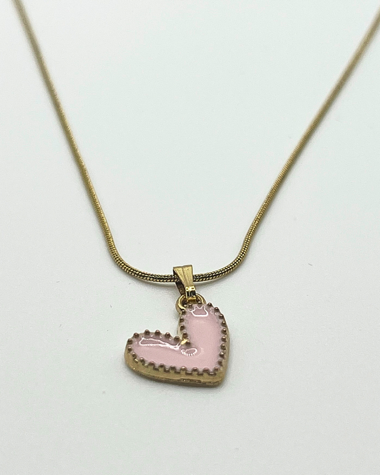 Goudkleurige ketting met roze hartjes bedel