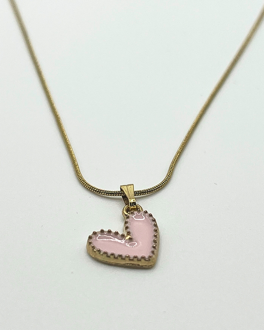 Goudkleurige ketting met roze hartjes bedel