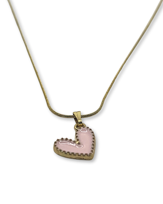 Goudkleurige ketting met roze hartjes bedel