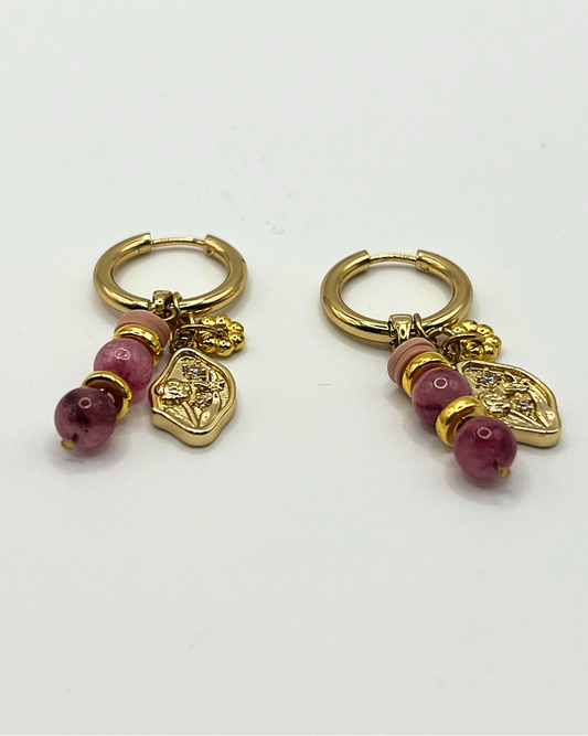 Goudkleurige oorringen met bedels van Perzische jade stenen kralen, bloem en ovalen munthanger