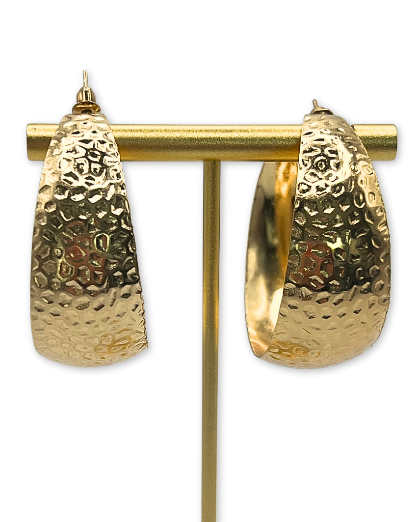 Grote goudkleurige oorringen