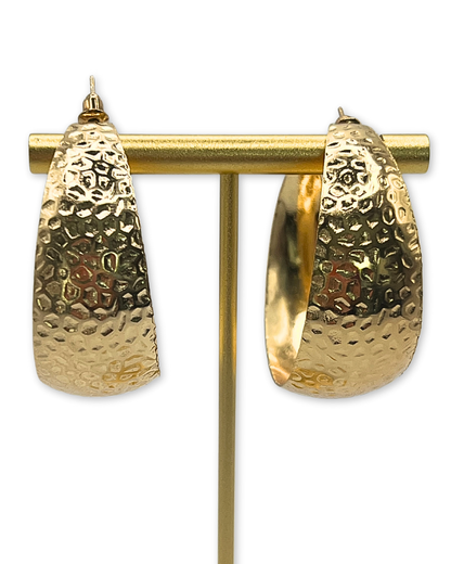 Grote goudkleurige oorringen