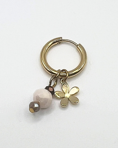 Elegante goudkleurige oorbellen met bloemdetail en kralen