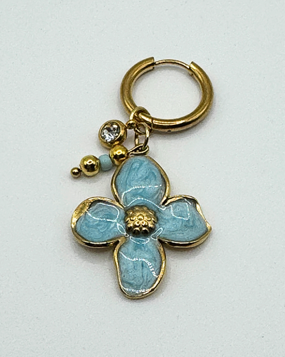 Oorringen met blauwe bloem, kralen en strass steentje