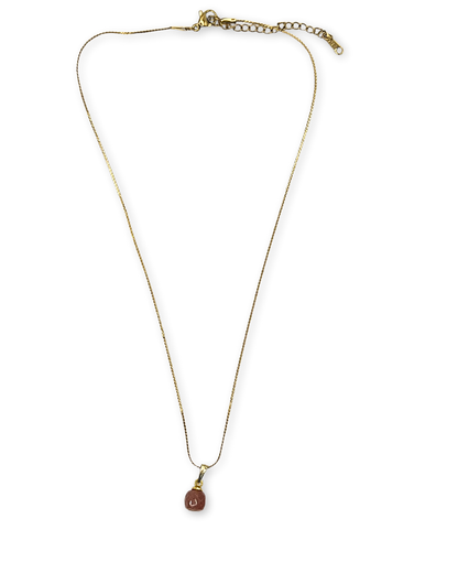 Goudkleurige ketting met aardbei kristal hanger in oud roze kleur