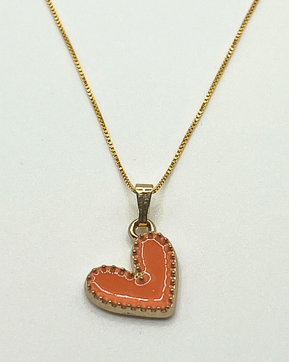 Goudkleurige ketting met oranje hartjesbedel