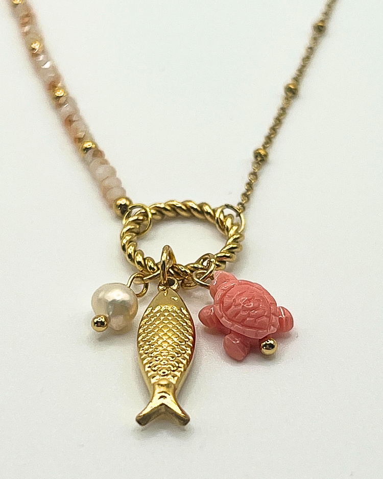 Goudkleurige roestvrijstalen ketting met zoetwaterparel, vis en roze schildpadje