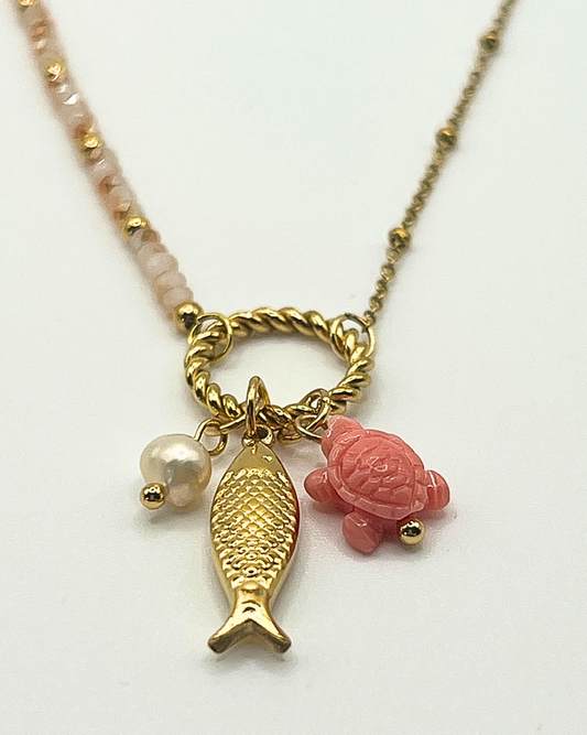 Goudkleurige roestvrijstalen ketting met zoetwaterparel, vis en roze schildpadje