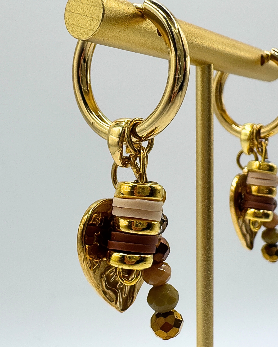 Goudkleurige oorringen met hartjesbedel