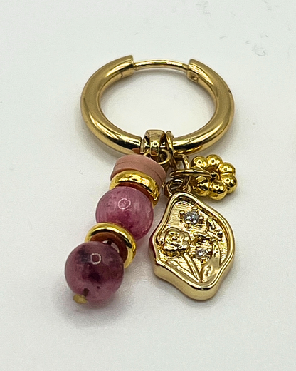 Goudkleurige oorringen met bedels van Perzische jade stenen kralen, bloem en ovalen munthanger