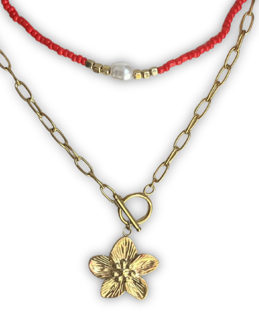 Chokerketting met rode kraaltjes en witte imitatieparel.