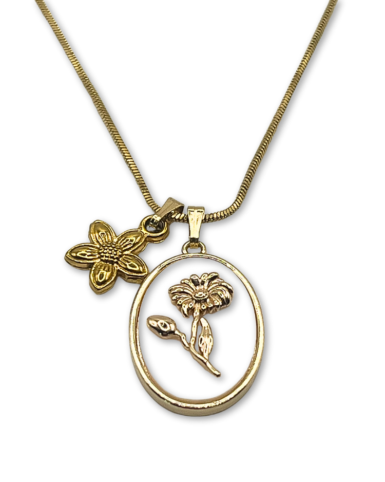 Goudkleurige ketting met ovalen hanger en bloembedel