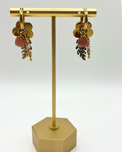 Goudkleurige oorringen met bedels van aarbei kristal, roze kralen, blaadje en bloem