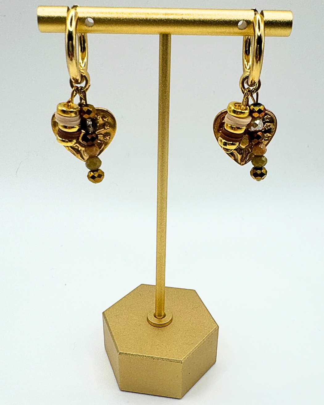 Goudkleurige oorringen met hartjesbedel