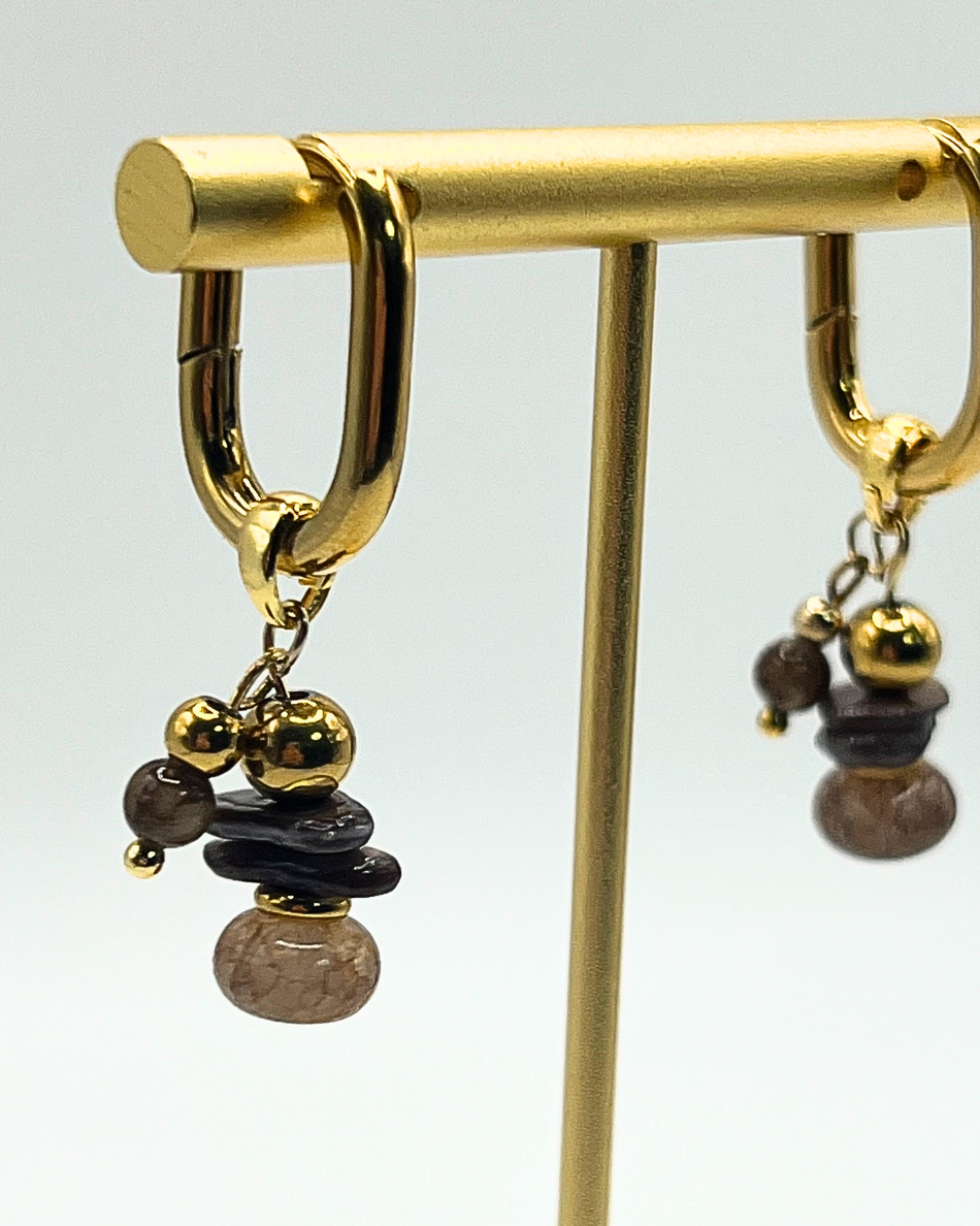 Goudkleurige ovalen oorhangers met bruine kralen