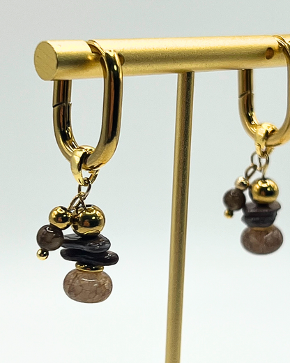 Goudkleurige ovalen oorhangers met bruine kralen