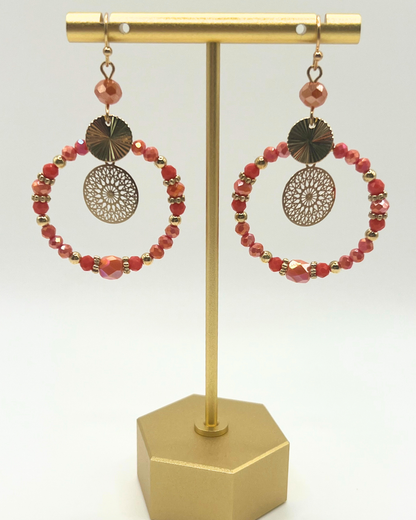 Boho oorbellen, cirkel met ronde hanger, zalmkleurig