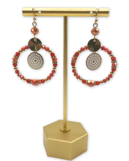 Boho oorbellen, cirkel met ronde hanger, zalmkleurig