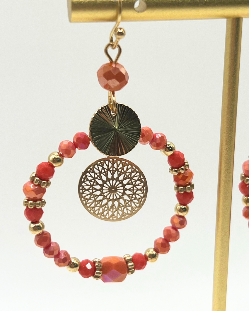 Boho oorbellen, cirkel met ronde hanger, zalmkleurig