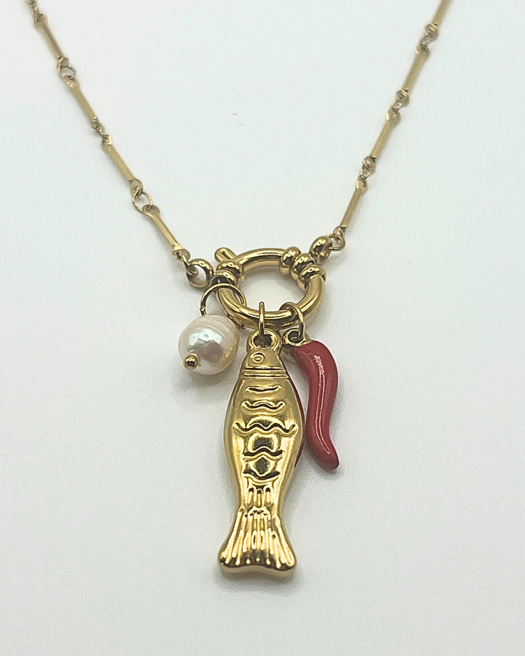 Goudkleurige schakelketting met zoetwaterparel en vis en rode peper bedels