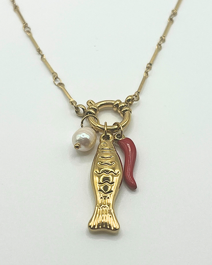 Goudkleurige schakelketting met zoetwaterparel en vis en rode peper bedels