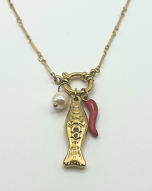 Goudkleurige schakelketting met zoetwaterparel en vis en rode peper bedels