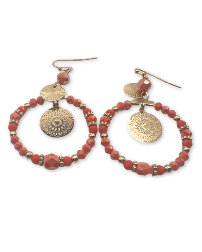Boho oorbellen, cirkel met ronde hanger, zalmkleurig