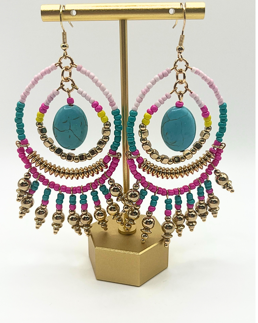 Oorbellen ovaal bohostijl goud, roze en blauw